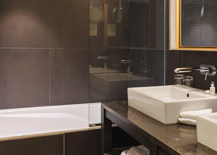 New Roblin 4* Paris