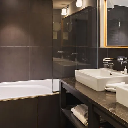 New Roblin 4* باريس